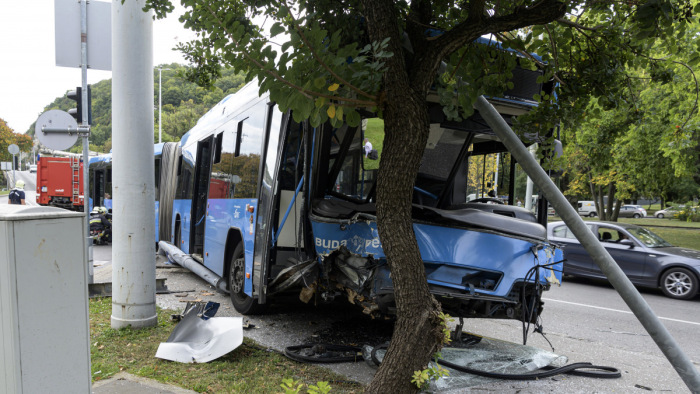 Buszbaleset a fővárosban, sokkos állapotban az utasok