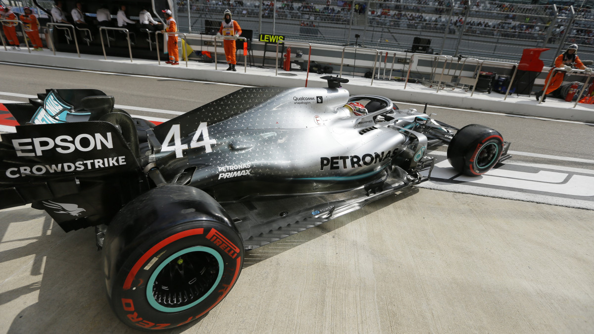 Lewis Hamilton, a Mercedes brit versenyzője a Forma-1-es autós gyorsasági világbajnokság Orosz Nagydíjának harmadik szabadedzésén a Szocsi Autodrom versenypályán 2019. szeptember 28-án, a futam előtti napon.