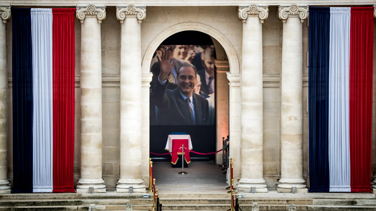 Jacques Chirac néhai francia államfő óriásportréja és koporsója a párizsi Invalidusok házában tartott ravatalon 2019. szeptember 29-én. Az államférfi szeptember 26-án, 86 éves korában hunyt el. Chirac 1995 és 2007 között volt a Francia Köztársaság elnöke.