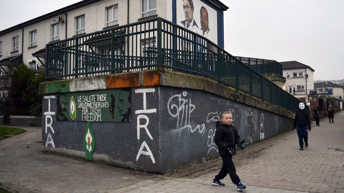 A brit fennhatóság ellen küzdő egykori terrorszervezet, az Ír Köztársasági Hadsereg, az IRA neve egy falon, az ulsteri Londonderry köztársaságpárti Bogside negyedében 2019. február 28-án. A brit rendőrség és a brit koronához hű északír protestánsok, illetve a katolikus köztársaságpártiak Bogside-ban 1969-ben vívott háromnapos összecsapásával kezdődött az 1998-ig tartó észak-írországi konfliktus.