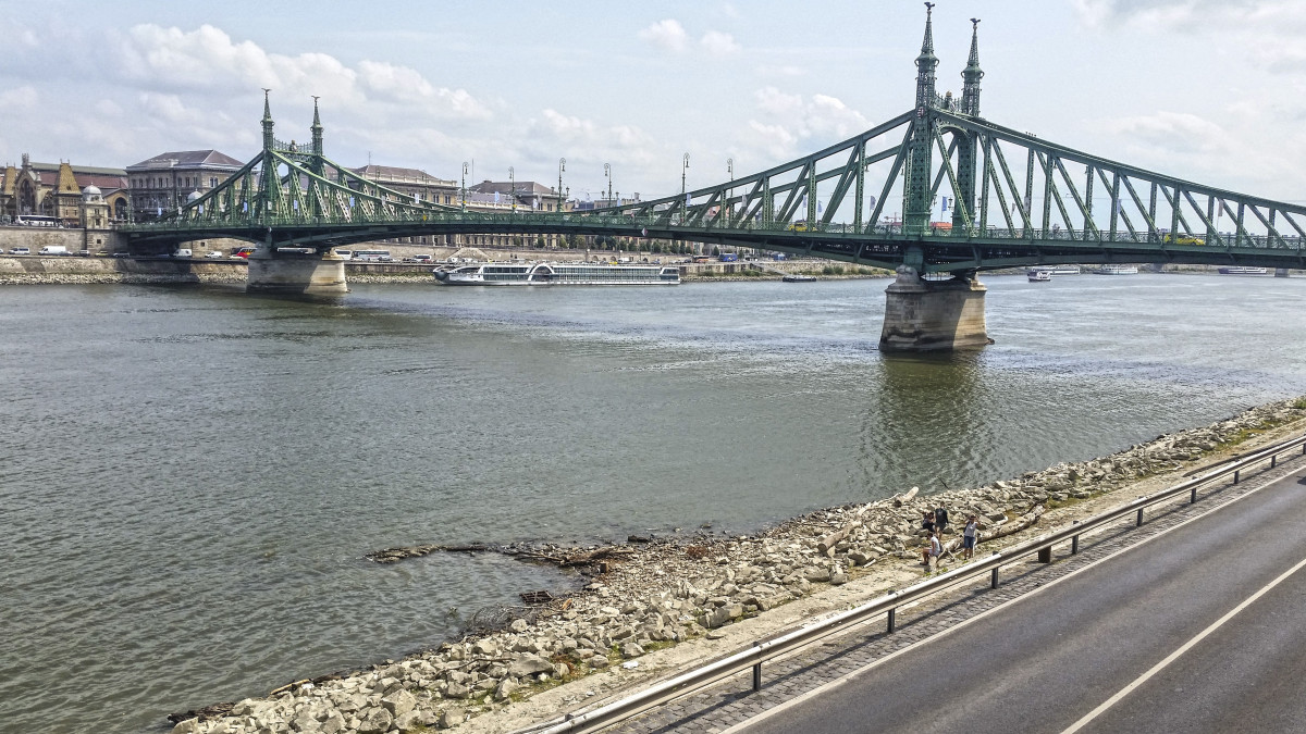 A Duna alacsony vízállása miatt újra látható az Ínség-szikla a Szabadság híd közelében. MTVA/Bizományosi: Róka László  *************************** Kedves Felhasználó!