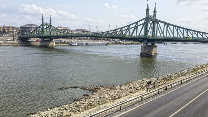 Lezárták a Szabadság híd Budára vezető oldalát
