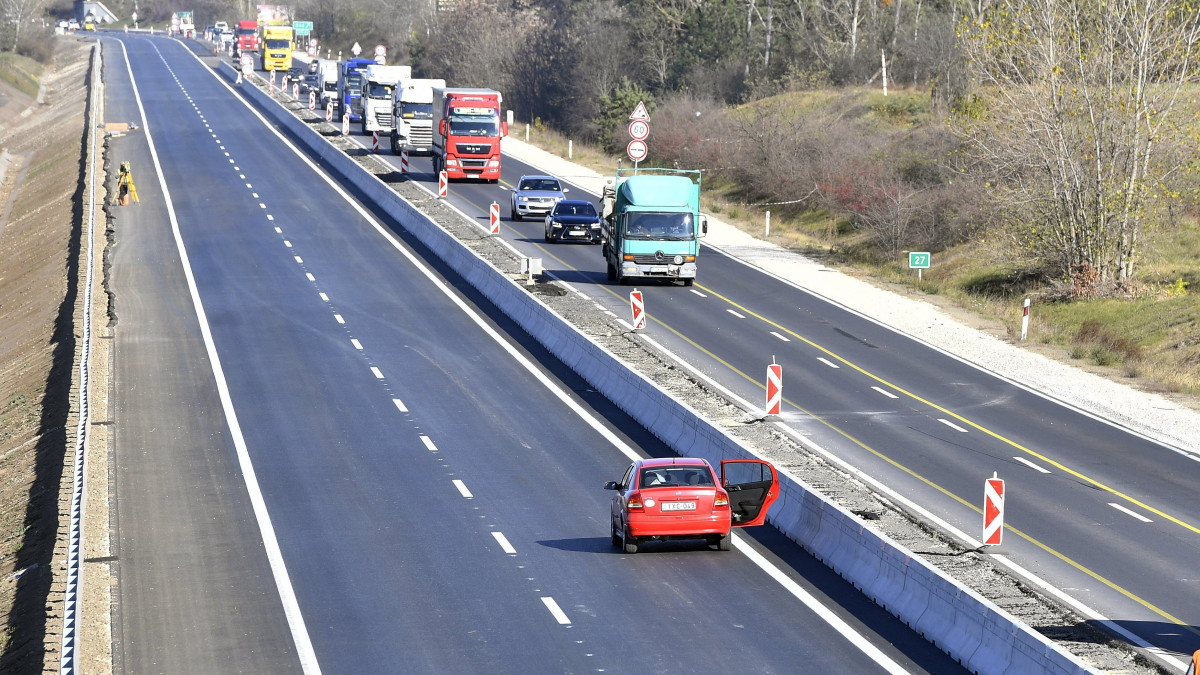 A fejlesztés alatt álló M2-es autóút épülő gödi szakasza 2018. november 14-én. Az M2-es Budapest-Vác déli csomópont közötti szakaszát gyorsforgalmi úttá fejlesztik, a kivitelezés várhatóan 2019-ben fejeződik be. A fejlesztést követően Budapest és Vác között végig óránként 110 kilométerrel lehet majd haladni.