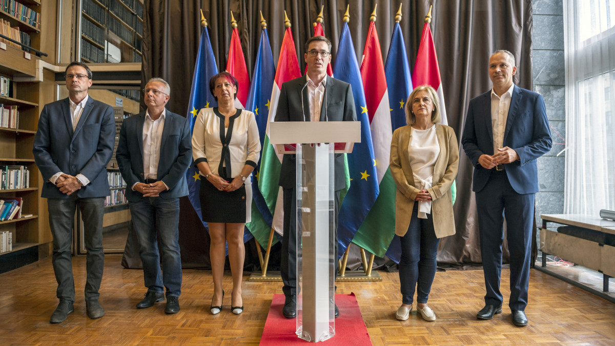 Karácsony Gergely ellenzéki főpolgármester-jelölt (szemben, j3) beszél a több város ellenzéki polgármesterjelöltjével közösen, a helyi önkormányzatok napja alkalmából tartott sajtótájékoztatón Budapesten, a Villányi úti Konferenciaközpontban 2019. szeptember 30-án. Karácsony Gergely kijelentette, hogy az október 13-i választás arról is szól, hogy lesz-e még egyáltalán önkormányzatiság, önkormányzati politika. Balról Radócz Zoltán (MSZP), szolnoki (b), Péterffy Attila (b2) pécsi és Glázer Tímea győri ellenzéki polgármesterjelöltek (b3), jobbról Márton Roland, az ellenzék közös székesfehérvári polgármesterjelöltje, az MSZP városi elnöke, helyi önkormányzati képviselője (j) és Hegyesi Beáta, Budakeszi ellenzéki polgármesterjelöltje (j2).