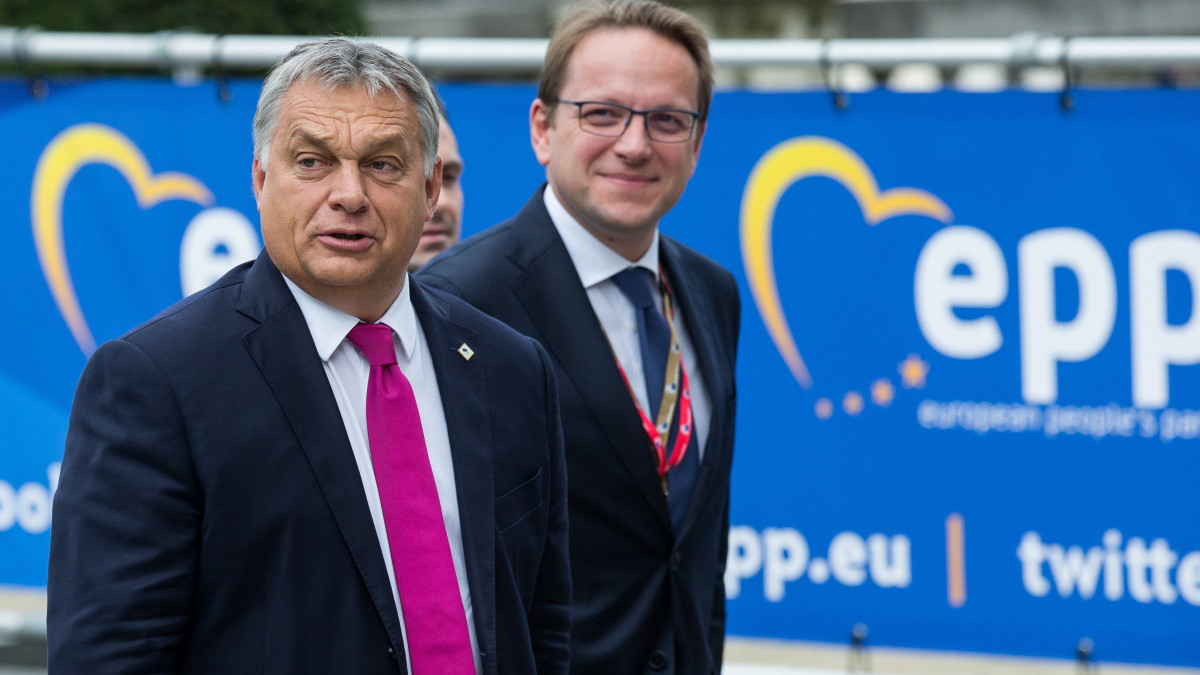 Brüsszel, 2017. október 19.Orbán Viktor miniszterelnök (b) érkezik az Európai Néppárt (EPP) vezetőinek ülésére Brüsszelben 2017. október 19-én, az Európai Unió kétnapos brüsszeli csúcstalálkozója előtt. Jobbról Várhelyi Olivér nagykövet, a brüsszeli Állandó Képviselet vezetője. (MTI/EPA/Stephanie Lecocq)