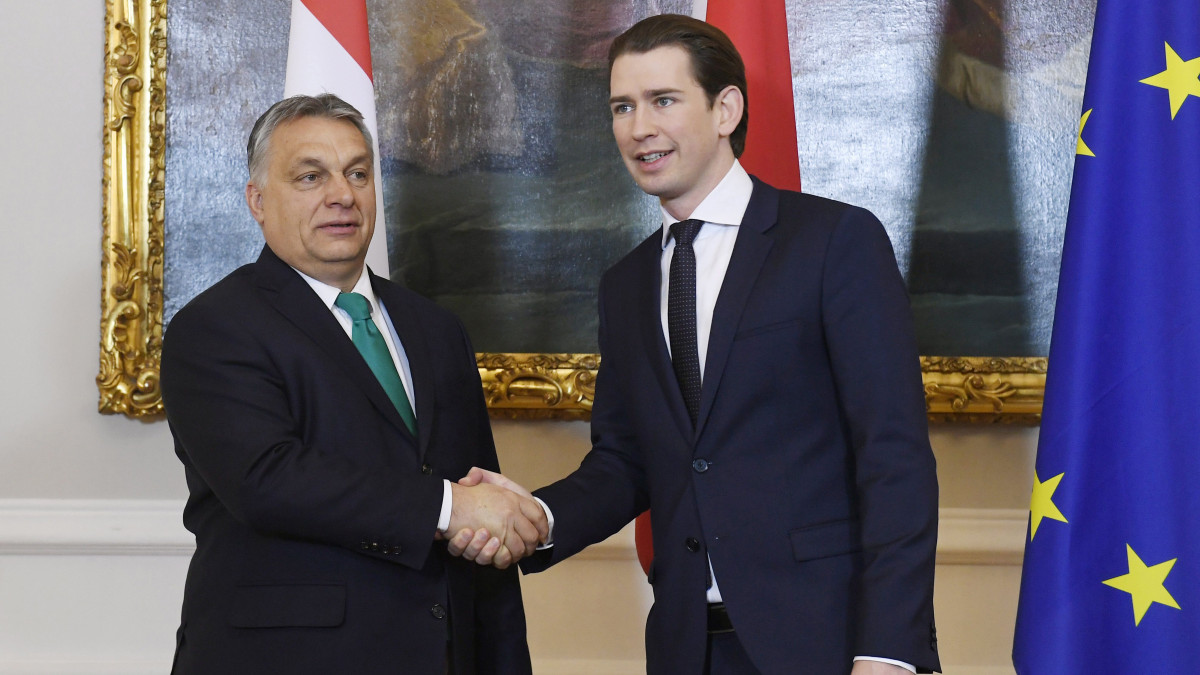 Sebastian Kurz osztrák kancellár (j) fogadja Orbán Viktor miniszterelnököt a bécsi kancellárián 2018. január 30-án.