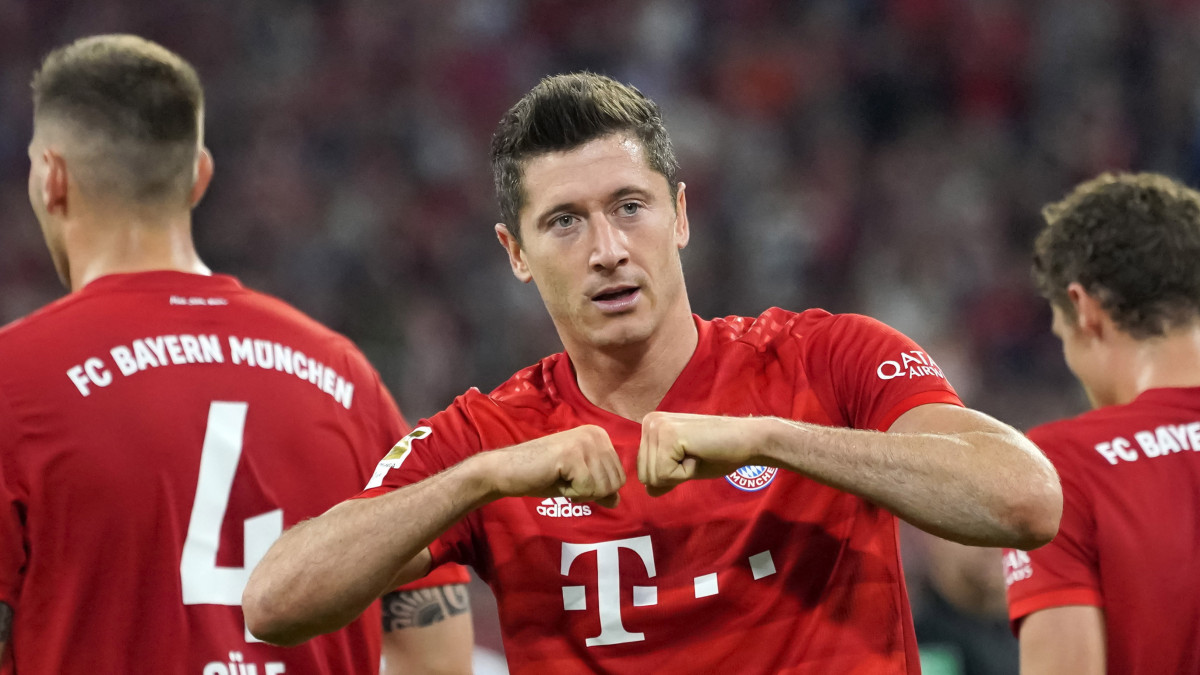 Robert Lewandowski, a Bayern München játékosa ünnepli a Hertha BSC elleni gólját a 2019. augusztus 16-i bajnoki labdarúgó-mérkőzésen Münchenben.