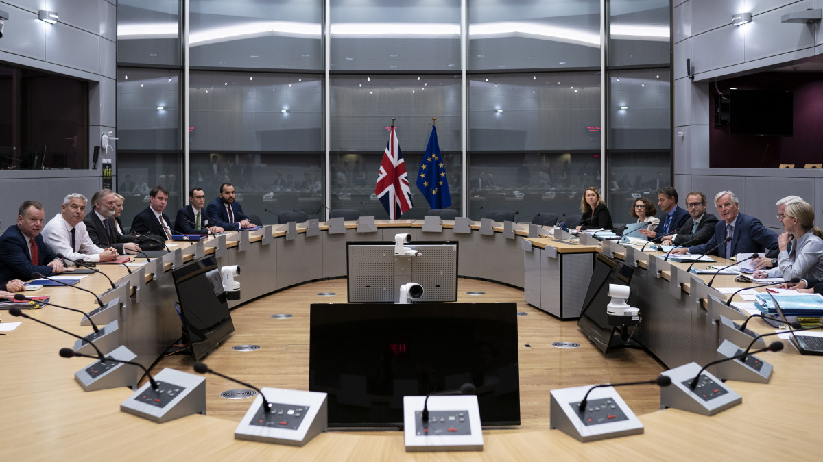 Stephen Barclay, a Nagy-Britannia Európai Unióból való kilépéséről folytatott tárgyalásokért felelős brit miniszter (b2) és Michel Barnier, az Európai Bizottságnak a brit kiválás ügyében felelős főtárgyalója (j3) megbeszélést kezd a bizottság brüsszeli székházában 2019. szeptember 20-án.