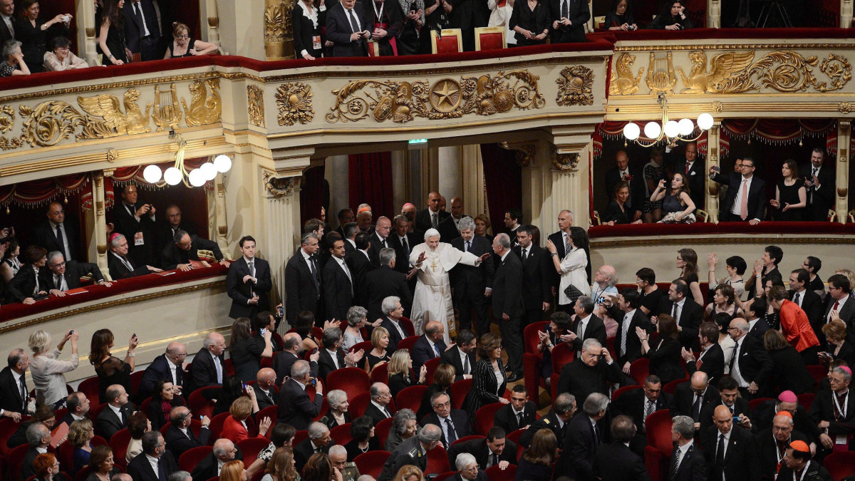 Milánó, 2012. június 1.XVI. BENEDEK pápát megtapsolják a vendégek a milánói La Scala operaházba érkezésekor. A római katolikus egyházfő a Családok VII. Világtalálkozójára érkezett az északolasz városba. (MTI/EPA/Giuseppe Cacace)
