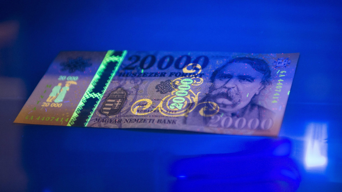 A megújított húszezer forintos bankjegy UV fénnyel megvilágítva a bemutató sajtótájékoztatón Budapesten, a Magyar Nemzeti Bank épületében 2015. szeptember 25-én. A bank 2015. december 14-től hozza forgalomba a megújított bankjegyeket, a jelenlegi húszezres bankjegyek 2016 végéig használhatók fel a készpénzforgalomban.