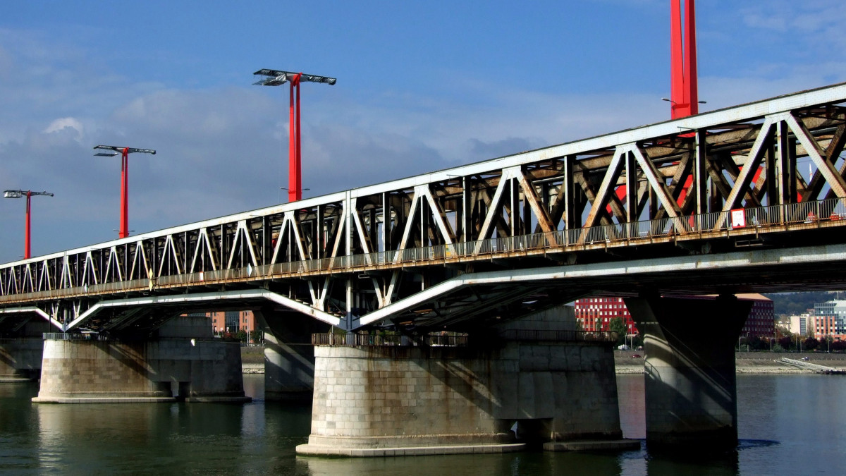 Az Összekötő vasúti híd (a köznyelvben sokszor használt alakja még a Déli összekötő vasúti híd) Magyarország legfontosabb és legforgalmasabb vasúti összeköttetése a Dunán, a háttérben a Rákóczi híd tükrös-reflektoros rendszerű világításának pilonjai láthatók. MTVA/Bizományosi: Jászai Csaba  *************************** Kedves Felhasználó!