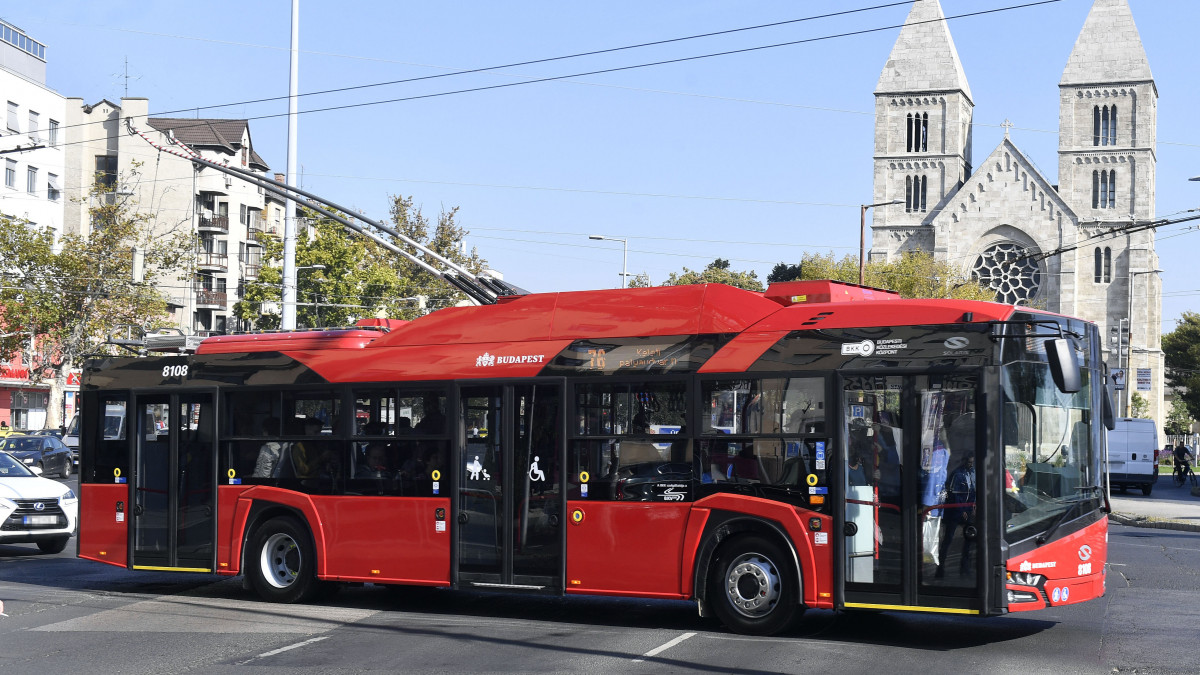 Forgalomban közlekedik egy új, szóló Solaris-Skoda trolibusz a budapesti Lehel téren 2019. október 2-án. A tíz szóló és tizenegy csuklós trolibusz sikeresen teljesítette a tesztüzemet és az utasok nélküli próbafutást, így ütemezetten forgalomba állnak a fővárosban. A légkondicionálóval is felszerelt járművek alacsonypadlós kialakításúak, ezért a mozgásukban korlátozottak és a babakocsival közlekedők is kényelmesen használhatják őket.