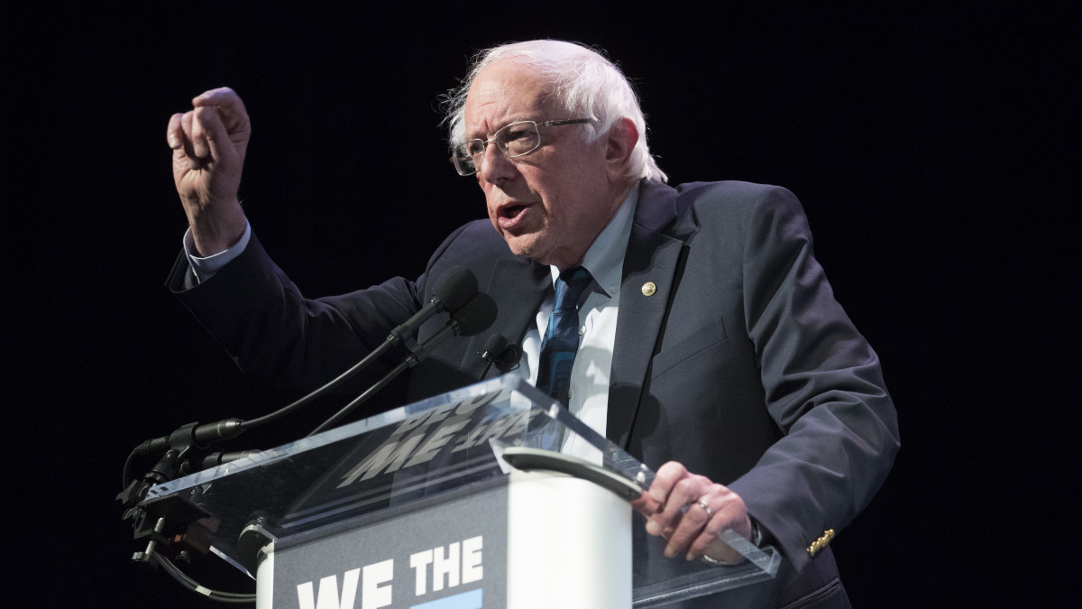 Bernie Sanders vermonti demokrata szenátor, elnökjelölt-aspiráns beszédet mond az amerikai Demokrata Párt 2020-as elnökválasztásra készülő elnökjelölt-aspiránsainak We The People című közös kampányestjén a washingtoni Warner Színházban 2019. április 1-jén.
