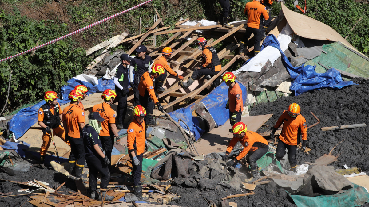 Túlélők után kutatnak a Mitag tájfun által okozott földcsuszamlás helyszínén a dél-koreai Puszanban 2019. október 3-án. A tájfun következtében legkevesebb négy ember életét vesztette, ketten pedig eltűntek.
