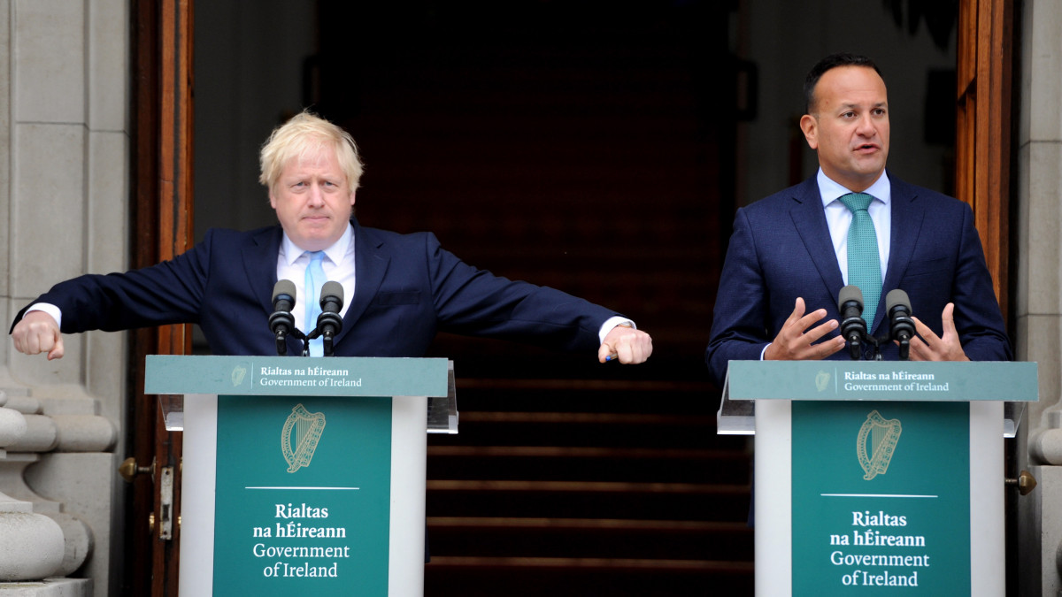 Leo Varadkar ír kormányfő (j) és Boris Johnson brit miniszterelnök sajtóértekezletet tart a dublini miniszterelnöki hivatal bejáratában 2019. szeptember 9-én. Johnson szerint továbbra is lehetséges új megállapodás elérése az Európai Unióval a brit EU-tagság megszűnésének (Brexit) feltételrendszeréről a kilépés jelenleg érvényes október 31-i határnapjáig. Az ír kormányfő elsődleges fontosságúnak tartja a fizikai ellenőrzés újbóli bevezetésének elkerülését az ír-északír határon és Írország helyének megőrzését az EU egységes belső piacán.