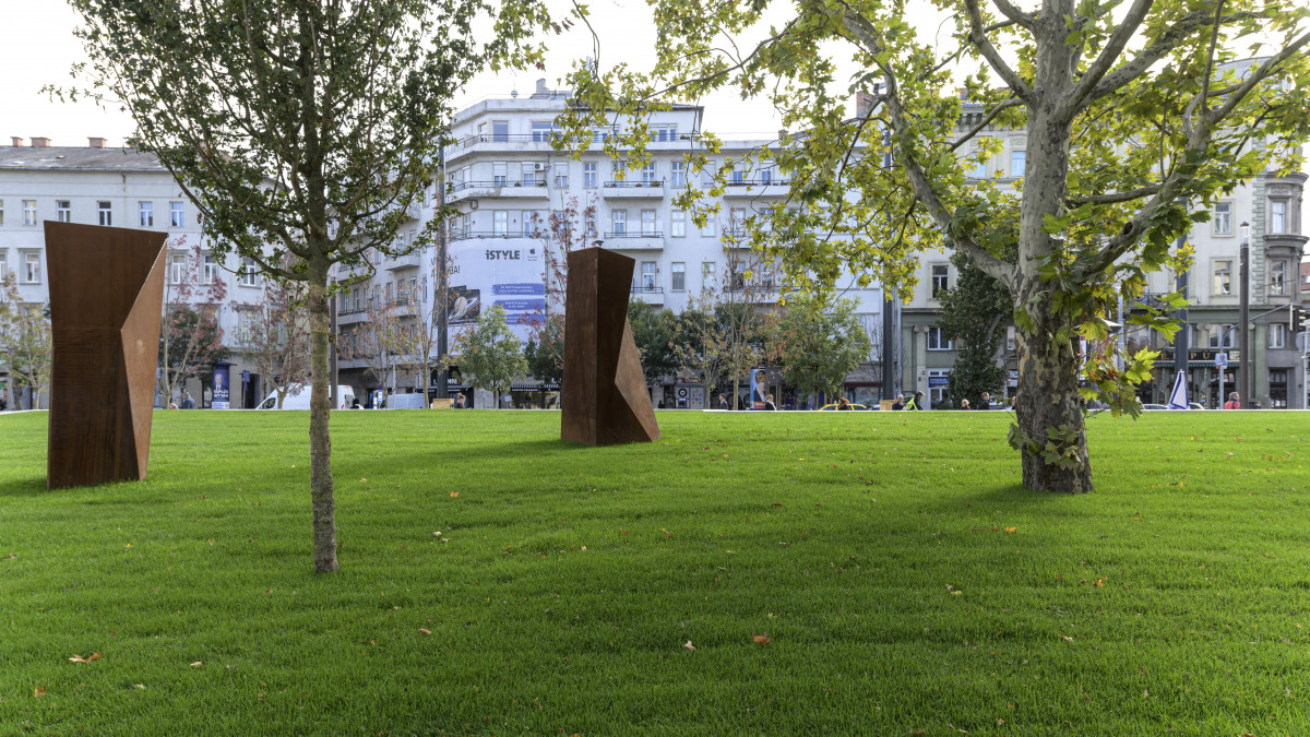 A felújított Podmaniczky Frigyes tér az V. kerületben az átadás napján, 2019. október 3-án. A rekonstrukció során 82 új fát ültettek és 30 százalékkal növelték a zöldfelületet.