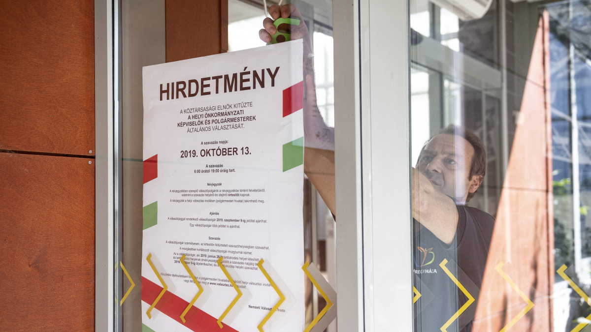 Kihelyezik az őszi önkormányzati választások hirdetményét a nyíregyházi városháza épületének bejáratában 2019. augusztus 12-én.