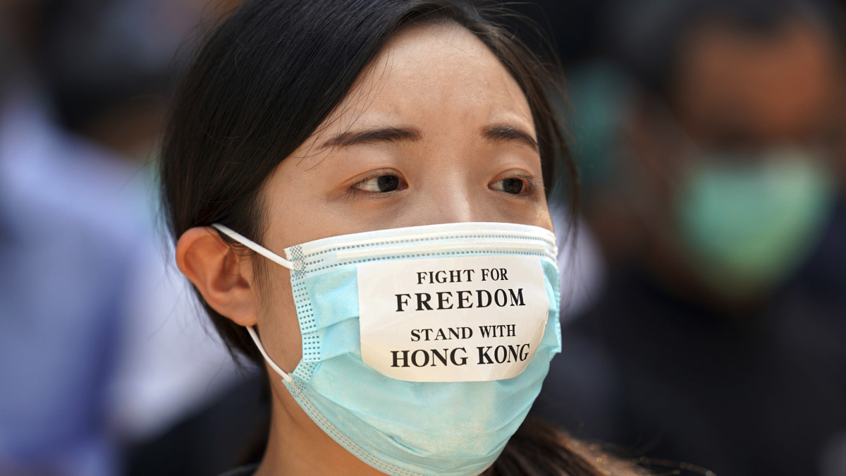 Kormányellenes tüntető Hongkongban 2019. október 4-én. Carrie Lam hongkongi kormányzó bejelentette, hogy október 5-től az illegális és engedély nélküli tüntetéseken mindenkinek tilos lesz olyan maszkot viselnie, amely eltakarja az arcot.