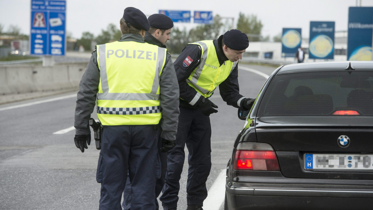 Osztrák rendőrök ellenőrzik a járműveket a Hegyeshalom és Miklóshalma (Nickelsdorf) közötti határátlépési pontnál 2016. április 25-én, miután az osztrák rendőrség elkezdte az előre meghirdetett szúrópróbaszerű ellenőrzést a migránsok és az embercsempészek kiszűrése érdekében.