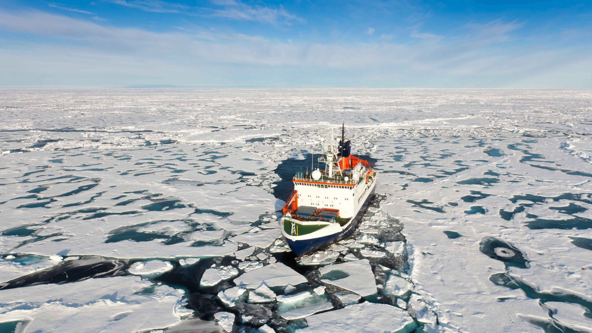 North Pole 2011. október 6.Az Alfred Wegener sarkividéki és tengeri kutatóintézet által 2011. október 6-án közreadott, dátummegjelölés nélküli légi felvételen a Polarstern nevű kutatóhajó halad a Sarki-tengeren. A kutatók megállapítása szerint az Északi-sark közelében a korábbi vastag, többéves jégtakaró helyett legtöbb helyen vékony, egyéves darabok találhatók. (MTI/EPA/Alfred Wegener Intézet/Stefan Hendriks)