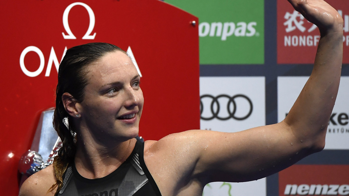A győztes Hosszú Katinka a női a 200 méteres pillangóúszás döntője után a budapesti úszó világkupán a Duna Arénában 2019. október 4-én.