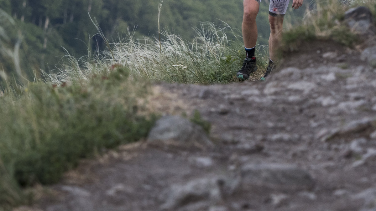 ILLUSZTRÁCIÓ! A Salomon Ultra-Trail Hungary ultramaratoni távú terepfutóverseny egyik résztvevője a Visegrádi-hegységben, a Dömös külterületén található Vadálló-kövek közelében 2018. május 20-án. Négy távra nevezhettek a futók, ezek közül a leghosszabb a 112 kilométeres Ultra-Trail Hungary, melynek során az ultramaratonisták bejárják a Pilis és a Visegrádi-hegység szinte teljes területét, összesen 4200 méter szintemelkedést kell leküzdeniük.