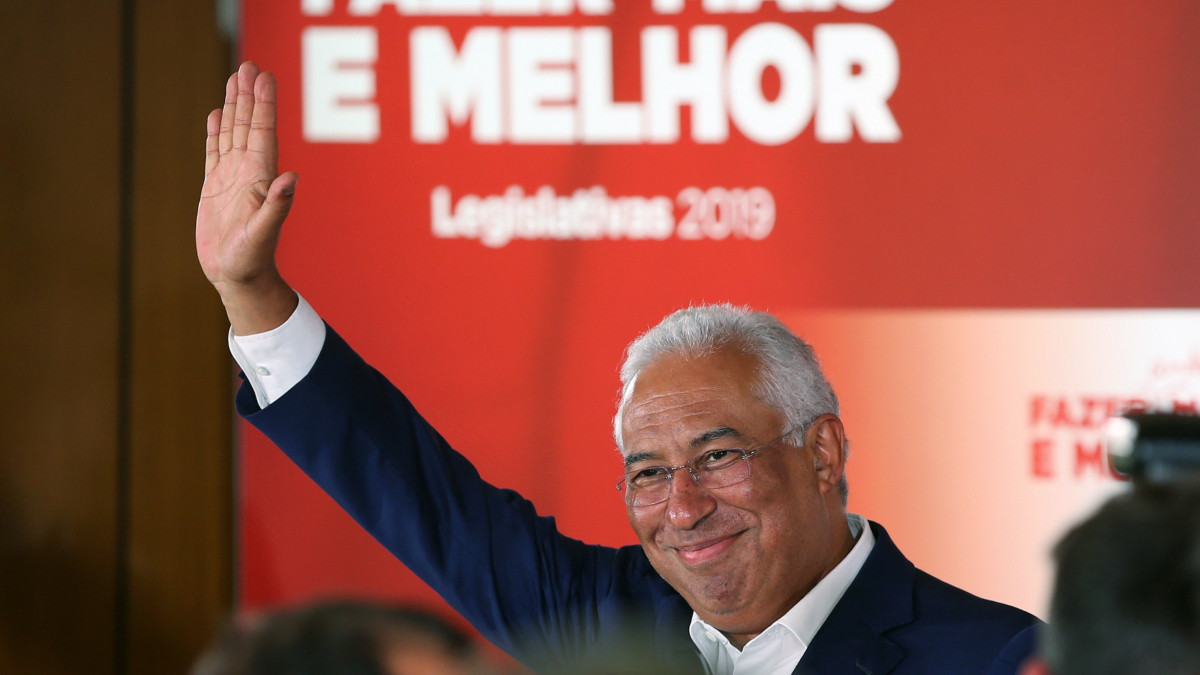 António Costa portugál miniszterelnök, a Szocialista Párt (PS) főtitkára ünnepel támogatói körében a parlamenti választások estéjén Lisszabonban 2019. október 6-án. Az első exit poll eredmények a portugál Szocialista Párt győzelmét vetítik előre.