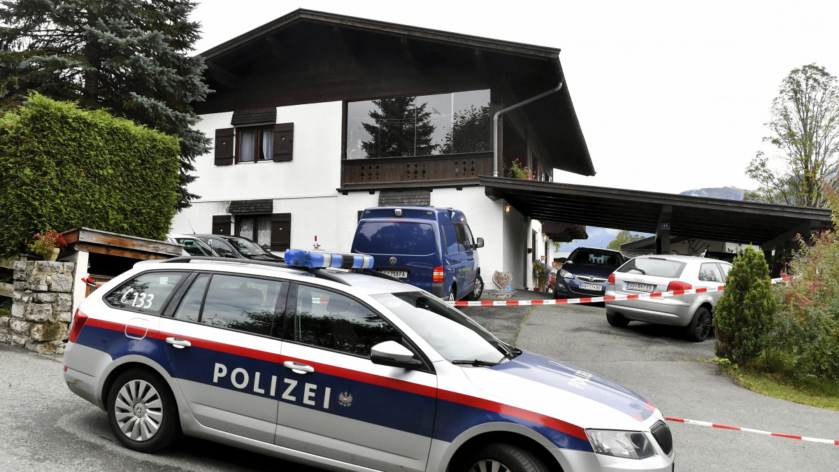 Helyszínelők dolgoznak az Innsbruckhoz közeli osztrák üdülővárosban, Kitzbühelben, ahol 2019. október 6-ára virradó éjjel egy 25 éves férfi megölte volt barátnőjét és annak új barátját, valamint a 19 éves lány szüleit és testvérét is. A fiatal férfi reggel elment a rendőrségre és bevallotta tettét.