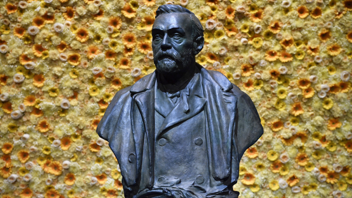 Alfred Bernhard Nobel svéd kémikusnak, feltalálónak, a róla elnevezett díj megalapítójának mellszobra a 2018-as Nobel-díjak átadási ünnepségén a stockholmi hangversenyteremben 2018. december 10-én.