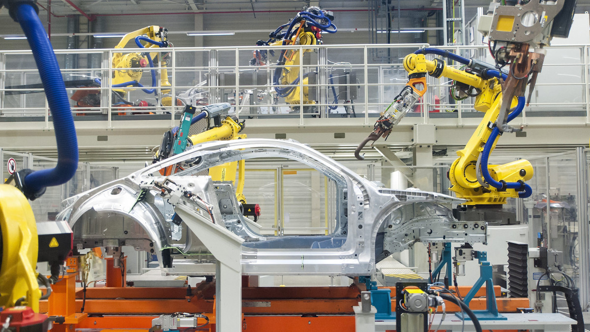 Robotok dolgoznak az Audi Hungária Zrt. győri karosszériaüzemében 2017. május 23-án.