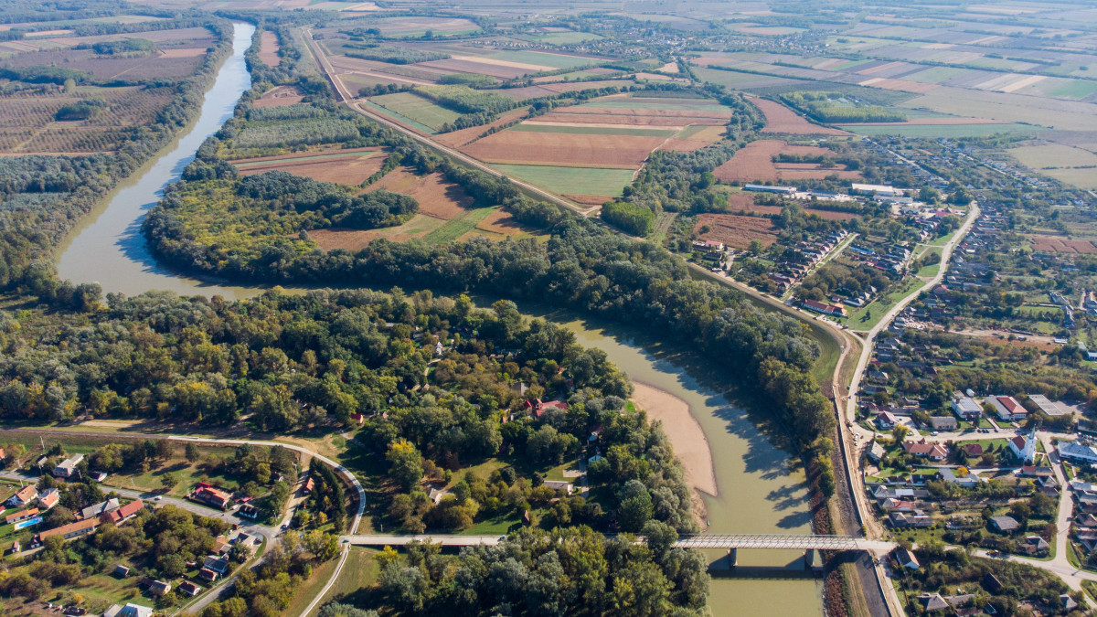 A Tisza a tivadari híd közelében 2019. október 7-én. Az uniós támogatású felső-tiszai árvízvédelmi beruházás keretében csaknem 23 kilométeren fejlesztették és erősítették meg a Tisza töltéseit a Tivadar feletti folyószakaszokon közel 14 milliárd forintból.