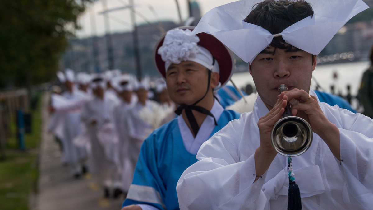 Dél-koreai táncosok a Hableány hajó balesetének áldozataiért tartott megemlékezésen az Olimpiai Parkban 2019. október 7-én. Tradicionális dél-koreai felvonulással és az erre az alkalomra írt koreai zeneművel, a Rekviemmel búcsúztatták a baleset áldozatait.