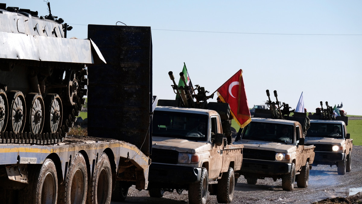 A török hadsereg és a Szabad Szíriai Hadsereg nevű mérsékelt ellenzéki milícia katonái az észak-szíriai Manbidzs közelében 2018. december 29-én. A szíriai hadsereg az előző napon közölte, hogy a Manbidzsban állomásozó Népvédelmi Egységek (YPG) nevű kurd milícia kérésére vonultak be csapataik a városba, hogy megvédje Manbidzsot a török fenyegetésektől. A YPG nem sokkal az után kérte erre a szíriai kormányt, hogy a Fehér Ház december 19-én hivatalosan bejelentette: kivonja a Szíria területén - köztük Manbidzsban - állomásozó mintegy 2000 katonáját az országból. A Bassár el-Aszad szíriai elnökkel szövetséges Oroszország ugyanakkor üdvözölte a szíriai hadsereg bevonulását Manbidzsba.