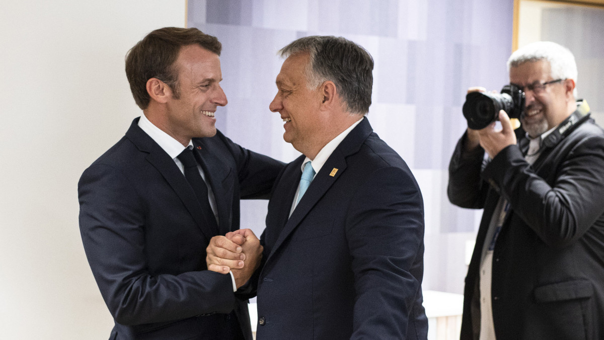 A Miniszterelnöki Sajtóiroda által közreadott képen Orbán Viktor miniszterelnök (j2) és Emmanuel Macron francia elnök (j3) kezet fog, mellettük Mateusz Morawiecki lengyel miniszterelnök (b) a V4+Franciaország egyeztetésen az EU rendkívüli csúcsértekezlete előtt Brüsszelben 2019. május 30-án.