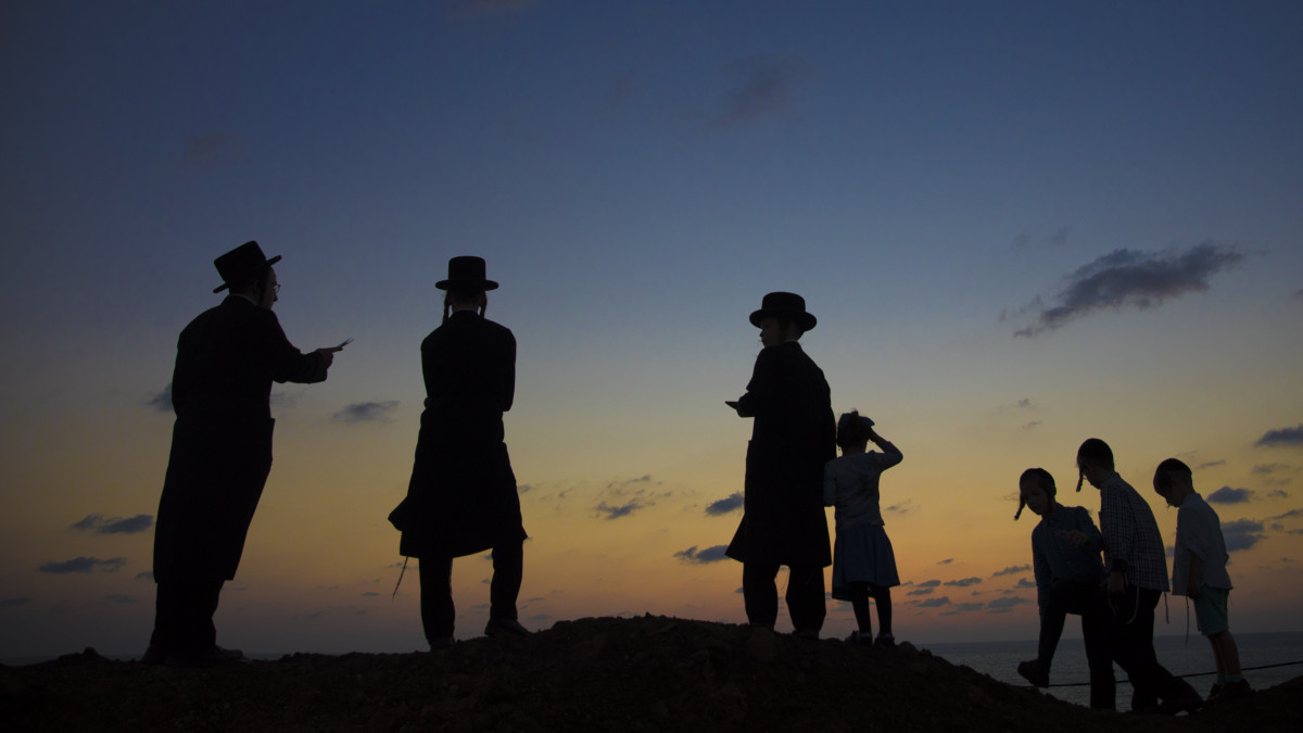 Herzelija, 2018. szeptember 18.Ultraortodox zsidó férfiak imádkoznak a Földközi-tenger partján, Herzelija városnál 2018. szeptember 17-én, az engesztelés ünnepe, a jóm-kipúr előestéjén. (MTI/EPA/Atef Szafadi)