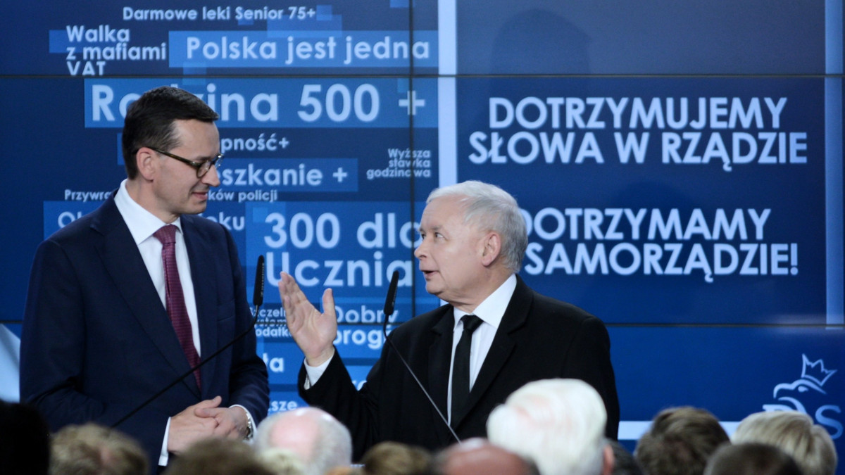 Jaroslaw Kaczynski, a kormányzó Jog és Igazságosság Pártjának (PiS) elnöke (j) és Mateusz Morawiecki miniszterelnök Varsóban 2018. október 21-én, a lengyel önkormányzati választások első fordulójának estéjén.