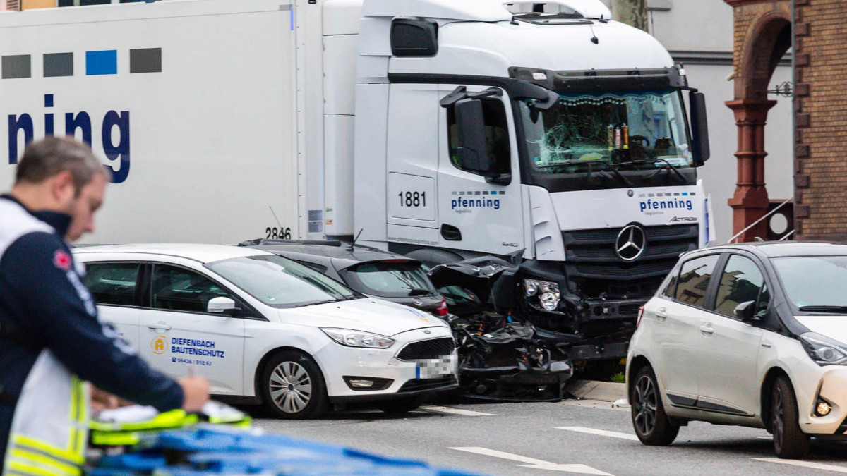 2019. október 8-án közreadott kép a Hessen tartománybeli Limburgban előző nap történt teherautós ütközés helyszínéről. Az elkövető egy 30 év körüli szíriai férfi volt, aki lopott teherautóval belehajtott több autóba. Az ütközésben nyolc ember megsérült, köztük a teherautó vezetője.