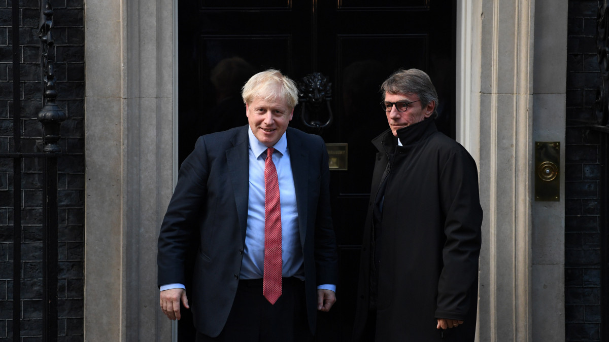 David Sassolit, az Európai Parlament (EP) elnökét (j) fogadja Boris Johnson brit miniszterelnök a londoni kormányfői rezidencia ajtajában 2019. október 8-án. Brit kormányforrás szerint Nagy-Britnnia nem készít új javaslatot a brit EU-tagság megszűnésének (Brexit) feltételeiről, ha a jelenlegi brit javaslatokról nem sikerül egyezségre jutni. A kilépés jelenleg érvényes határnapja október 31.
