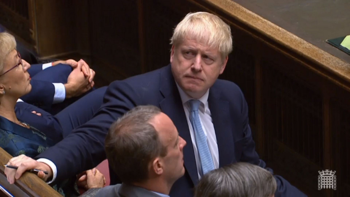 A parlament által közreadott képen Boris Johnson brit miniszterelnök a londoni törvényhozás alsóházának ülésén 2019. október 3-án. A brit kormány az előző nap juttatta el az Európai Unióhoz megállapodási javaslatait a brit EU-tagság megszűnésének feltételrendszeréről.