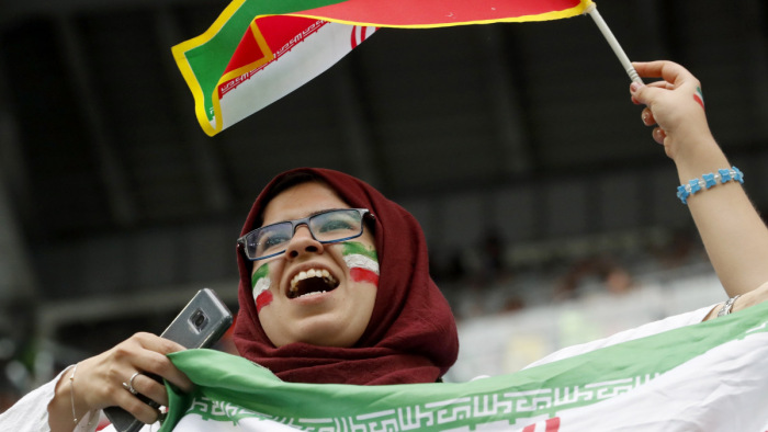 Csoda Iránban: nőket is beengednek egy futballmeccsre