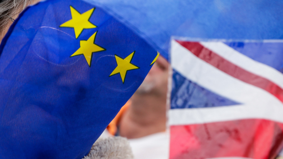 A brit EU-tagság megszűnését (brexit) ellenzők tüntetnek a kilépési folyamat azonnali leállítását követelve az Európai Bizottság brüsszeli székházánál 2019. október 9-én. Nagy-Britannia kilépésének jelenleg érvényes határnapja október 31.