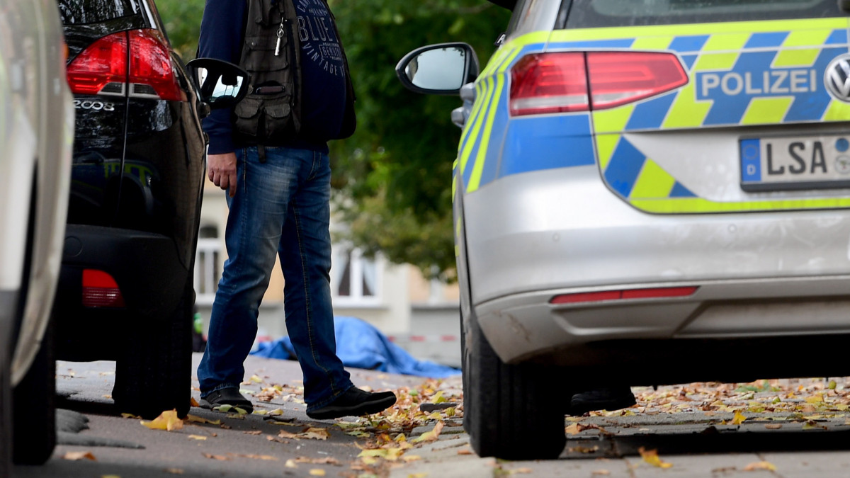 Az egyik áldozat letakart holtteste hever a németországi Halle városában elkövetett lövöldözés helyszínén 2019. október 9-én. A támadás pontos indítékát egyelőre nem tudni, a lövöldözésben legkevesebb két ember életét vesztette.