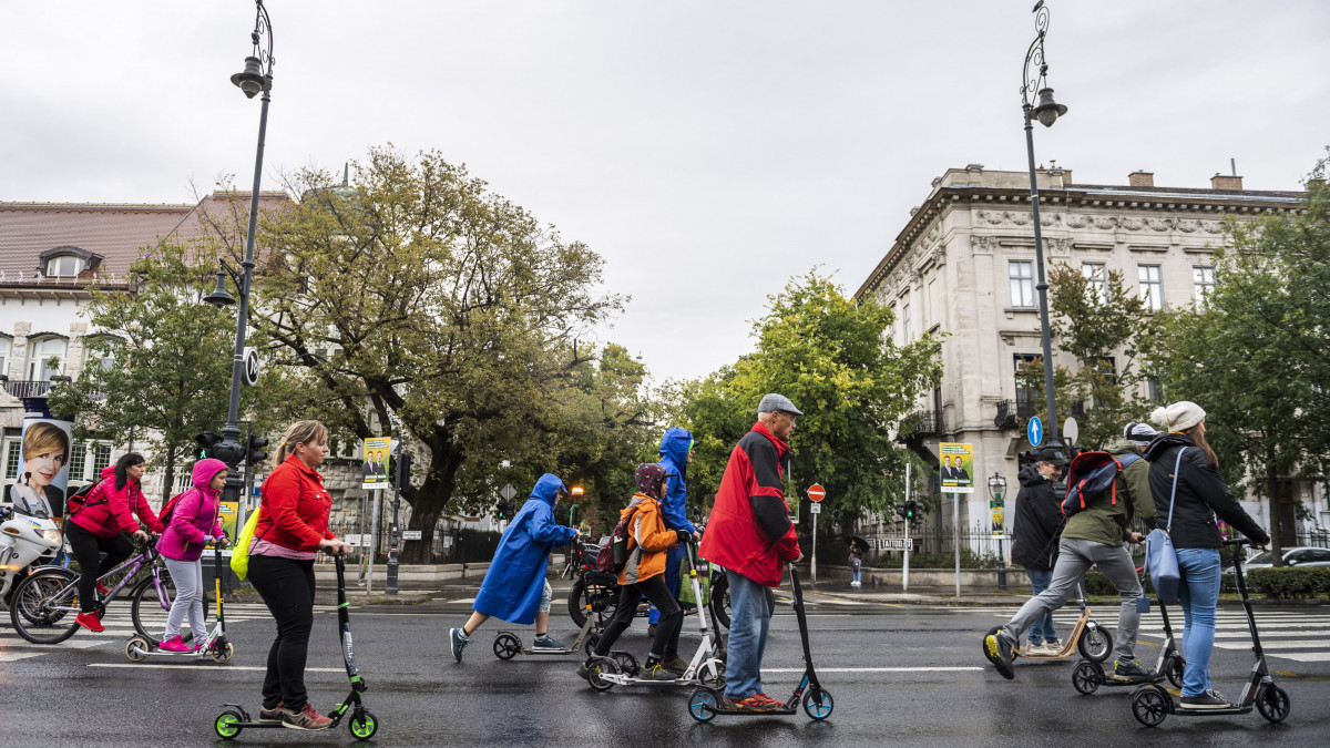 A RollerBike alternatív gurulóeszköz-felvonulás résztvevői a budapesti Andrássy úton 2019. október 5-én.