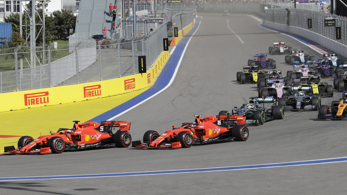 Sebastian Vettel, a Ferrari német versenyzője (b) és monacói csapattársa, Charles Leclerc (b) vezeti a mezőnyt kevéssel a rajt után a Forma-1-es autós gyorsasági világbajnokság Orosz Nagydíján a Szocsi Autodrom versenypályán 2019. szeptember 29-én.