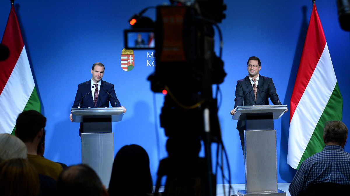 Gulyás Gergely, a Miniszterelnökséget vezető miniszter (j) és Hollik István kormányszóvivő a Kormányinfó sajtótájékoztatón a Miniszterelnöki Kabinetiroda Garibaldi utcai sajtótermében 2019. október 10-én.