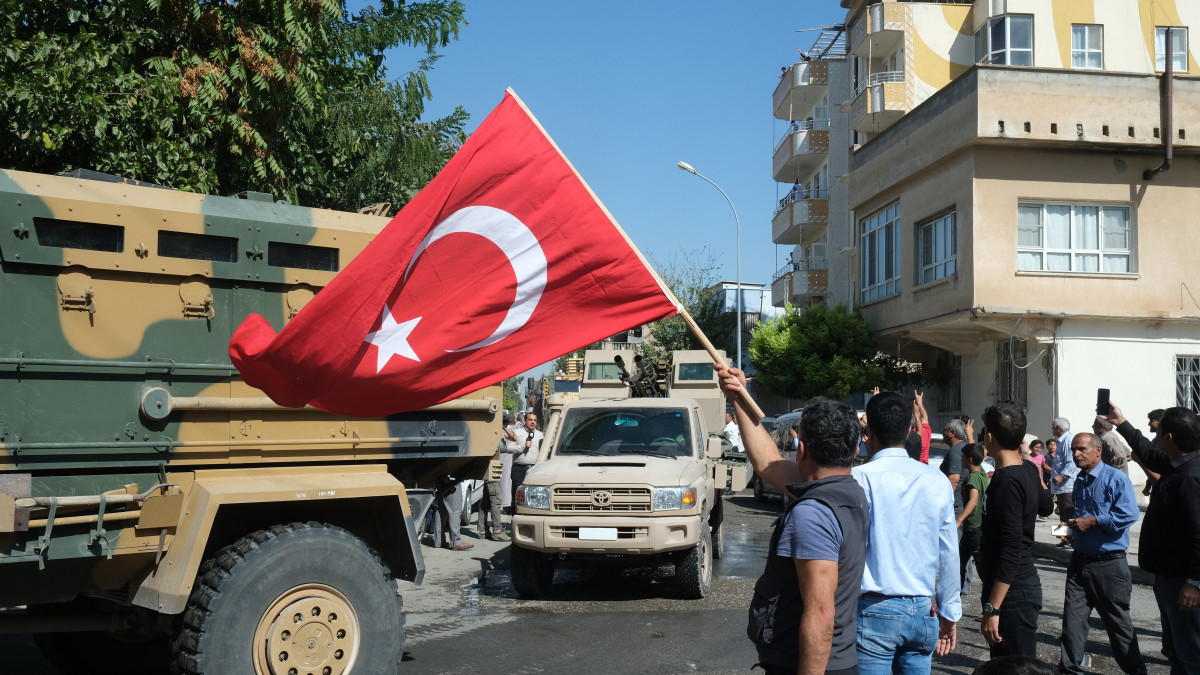 Török páncélozott harci járművek tartanak Észak-Szíria felé a délkelet-törökországi Sanliurfa tartomány Akcakale településén 2019. október 10-én. Előző nap megkezdődött a török hadsereg és szíriai szövetségeseinek közös, a Béke Forrása fedőnevű hadművelete Északkelet-Szíriában a Népvédelmi Egységek (YPG) elnevezésű kurd fegyveres csoport, valamint az Iszlám Állam terrorszervezet ellen. Törökország biztonsági övezetet akar létrehozni Szíria északi részén, ahová át tudná helyezni az országban lévő több mint három és fél millió szíriai menekült jelentős részét.