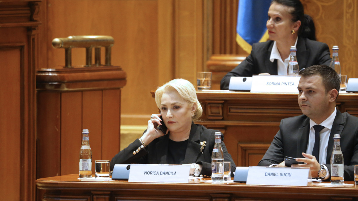 Viorica Dancila miniszterelnök telefonál a kormány ellen beterjesztett bizalmatlansági indítvány vitája közben a kétkamarás román parlament együttes ülésén 2019. október 10-én.