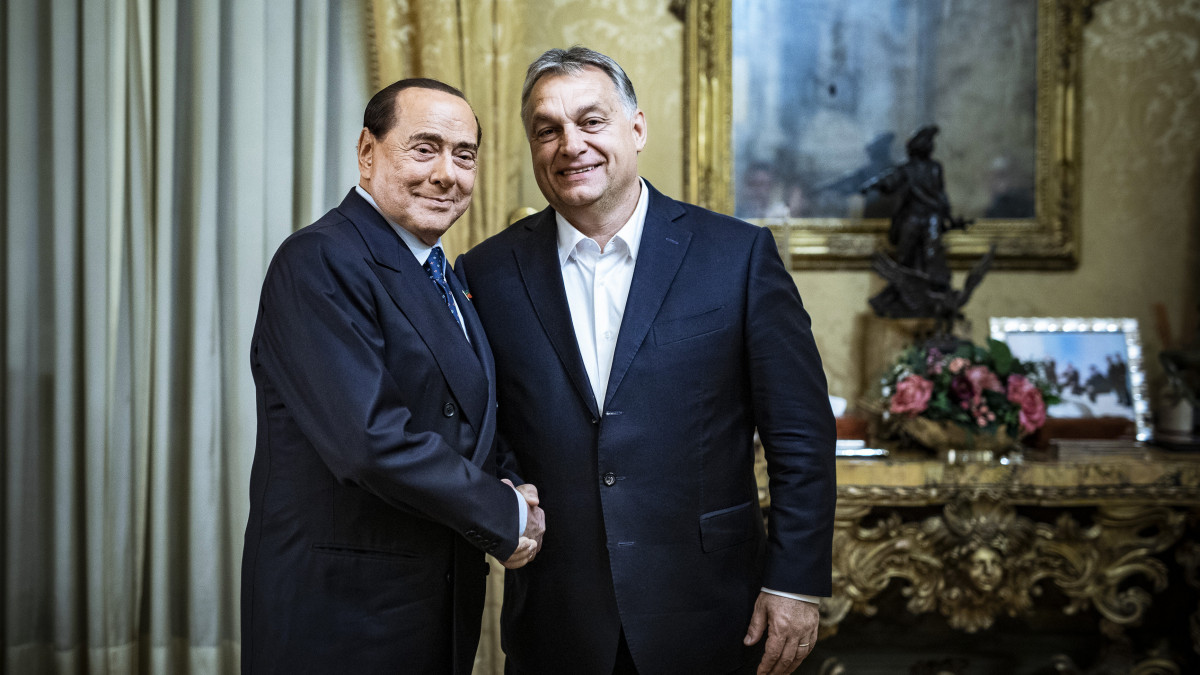 A Miniszterelnöki Sajtóiroda által közreadott képen Orbán Viktor miniszterelnök (j) és Silvio Berlusconi talákozója Rómában 2019. október 10-én.