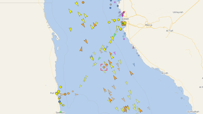 Támadás ért egy tankerhajót, robbanás után ömlik az olaj a tengerbe