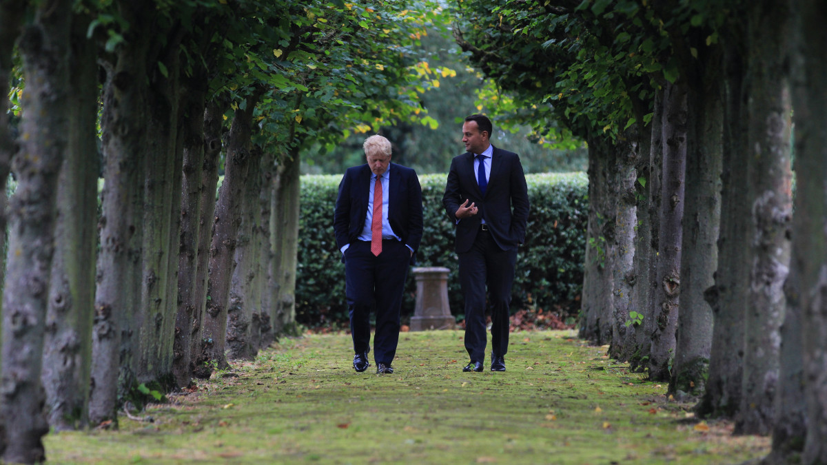 Az ír kormányfő sajtóhivatalának felvételén Leo Varadkar ír kormányfő (j) és Boris Johnson brit miniszterelnök beszélget az északnyugat-angliai Thornton Manor kastély kertjében, Liverpool közelében 2019. október 10-én. A magánjellegűnek minősített megbeszélést követően Varadkar azt nyilatkozta, hogy uniós országának még mindig van lehetősége a megállapodásra Nagy-Britanniával a brit EU-tagság megszűnésének (Brexit) feltételrendszeréről. A kilépés jelenleg érvényben levő határnapja október 31.